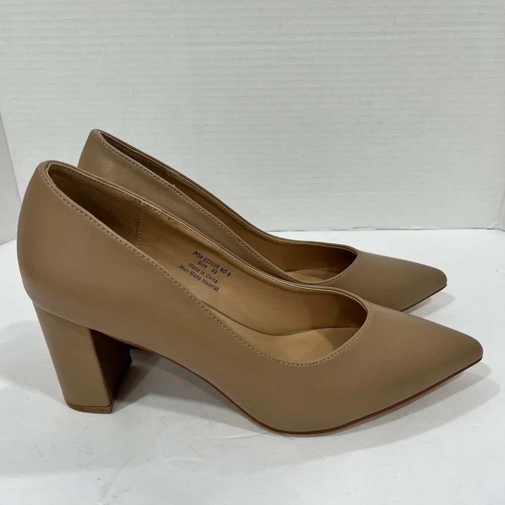 Journee Collection Womens Simonne Pointed‎ Toe Block Heel Pumps. 9.5. Mocha